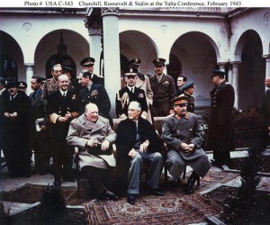 Quelle: https://de.wikipedia.org/wiki/Konferenz_von_Jalta#/media/File:Yalta_summit_1945_with_Churchill,_Roosevelt,_Stalin.jpg